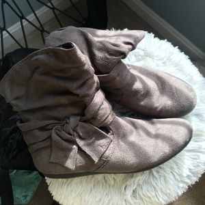 Gray ankle boots ☀️